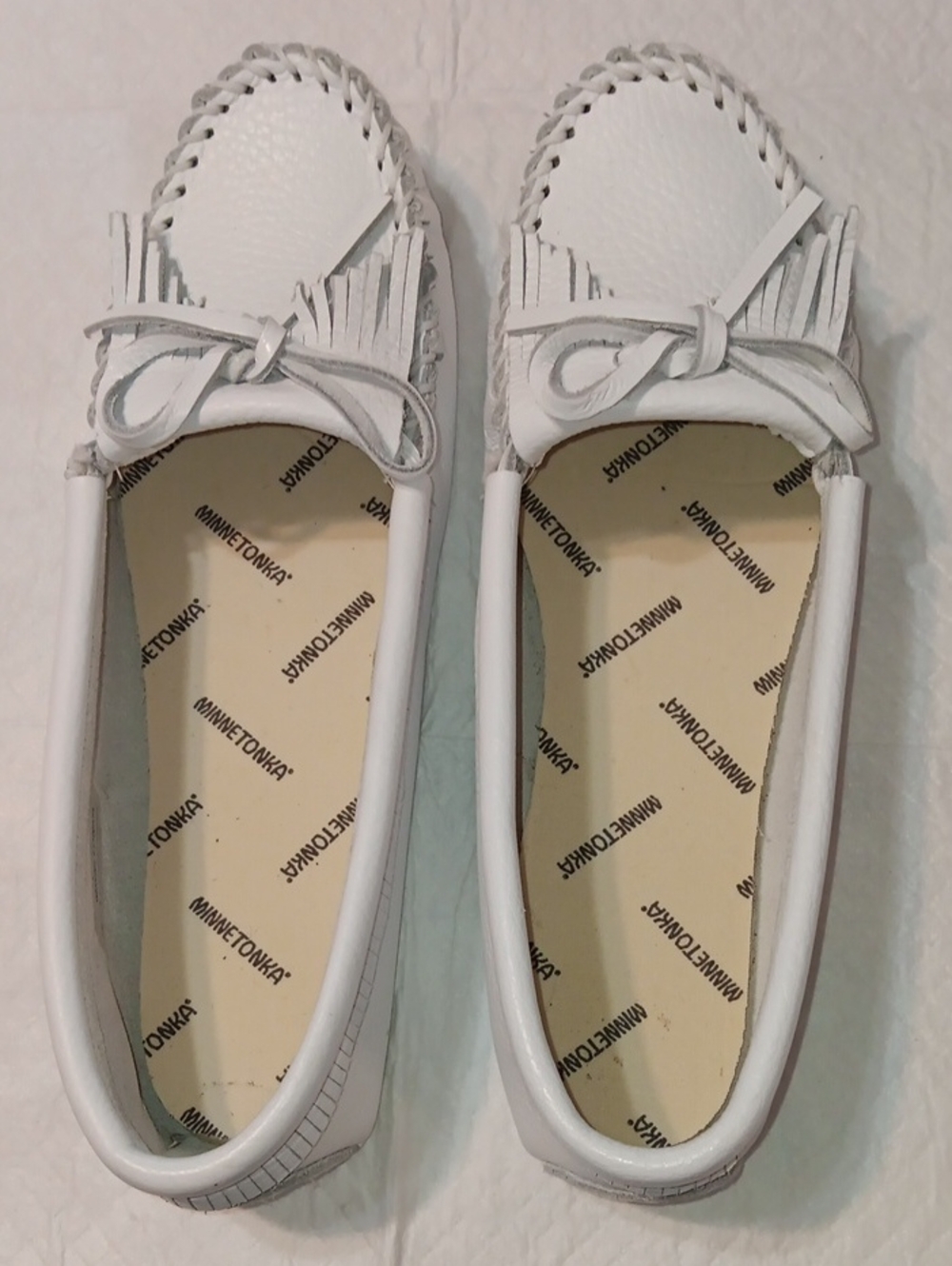 Minnetonka Women’s White Soft Sole Kilty Unbeaded Moccasins 11
